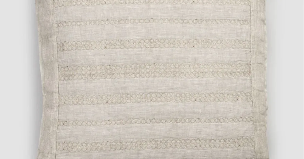Erbjudandepris Fyrkantigt örngott i krita linne eller retro dekor med sfärer broderi och ram - armbåge
